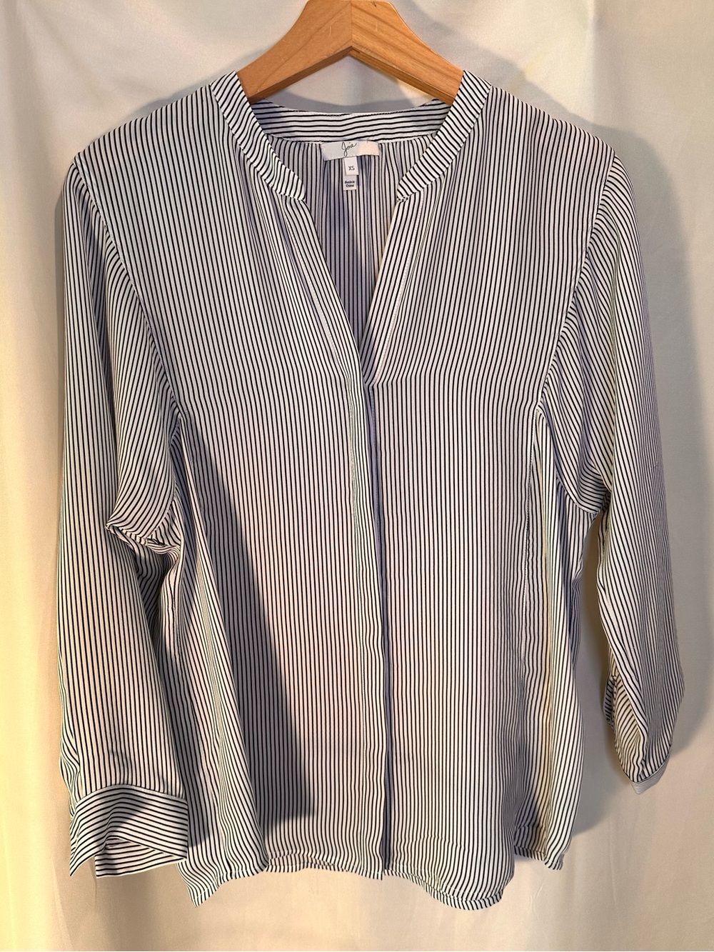 Joie 100% SILK Black & White Striped elegant euro V-Neck Blouse XS